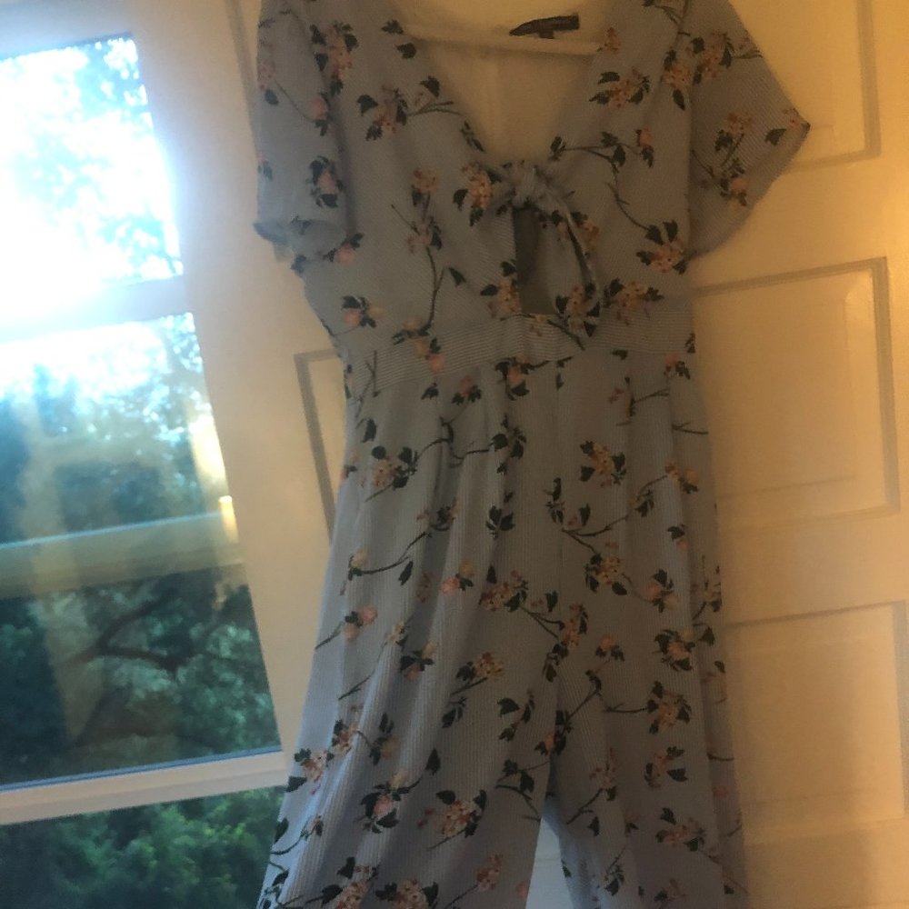 Flowery jumpsuit with cutout